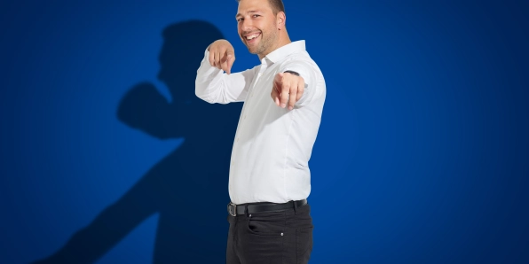 Collega sorridente ti indica per coinvolgerti