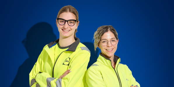 studente e tutor che lavorano in magazzino