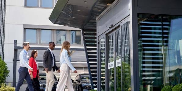 colleghi entrano nel nostro Headquarter