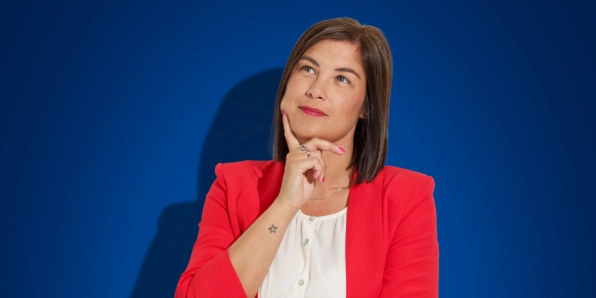 Collega guarda in alto