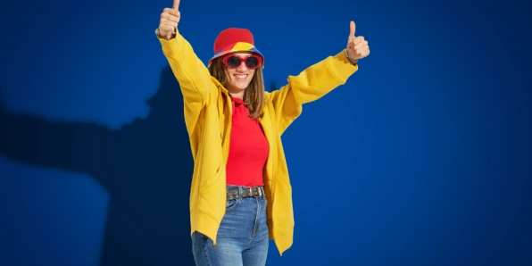 Collega sorride con occhiali da sole
