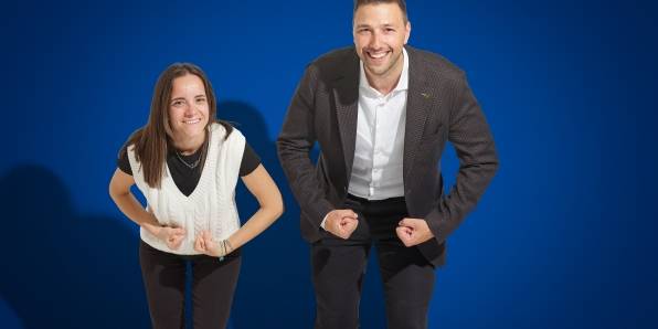 uomo e donna che scherzano insieme