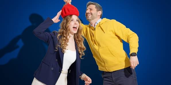 Colleghi scherzano "rubandosi" il cappello
