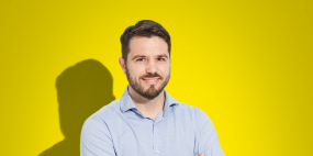 collega sorridente