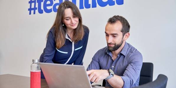 colleghi in ufficio in sala riunioni