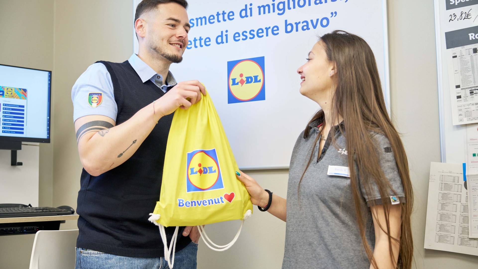 store manager dà il benvenuto a nuova collega