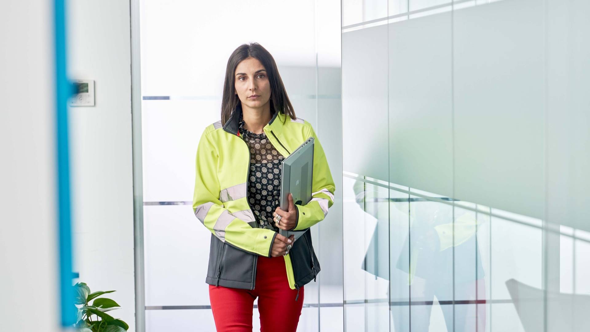 Collega cammina in ufficio con gilet magazzino