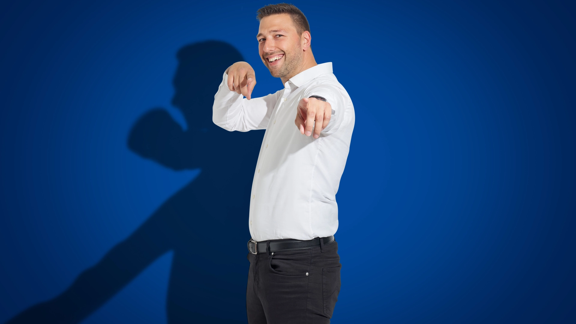 Collega sorridente ti indica per coinvolgerti