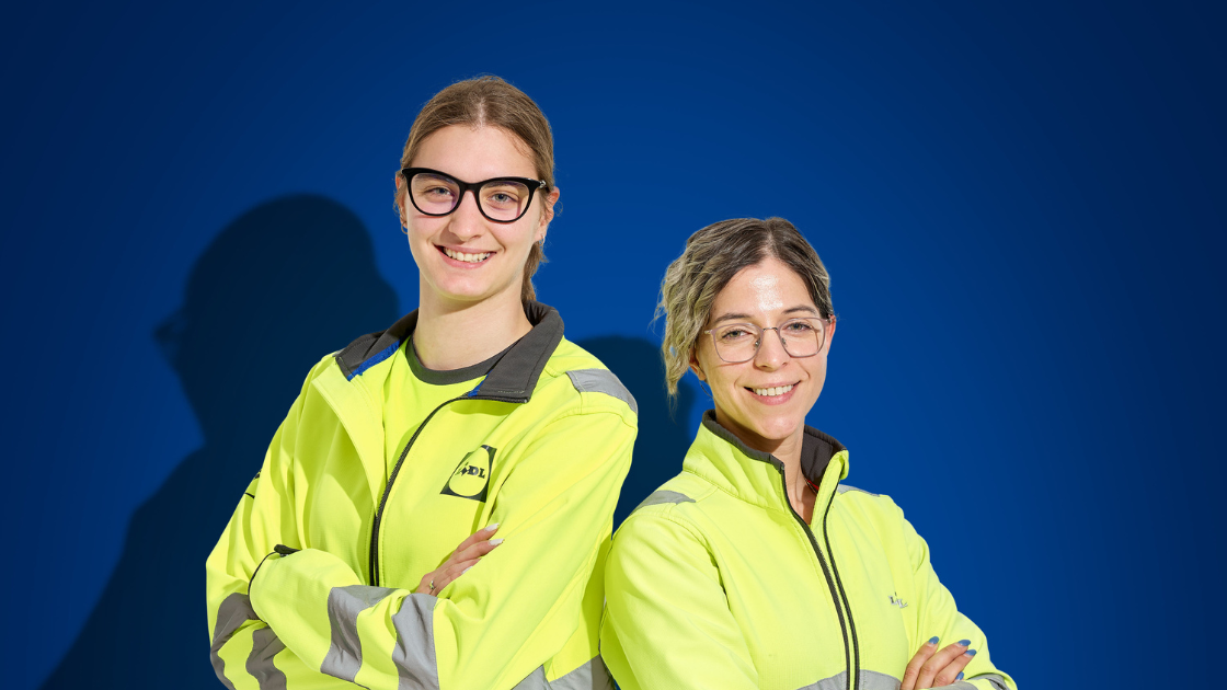 studente e tutor che lavorano in magazzino