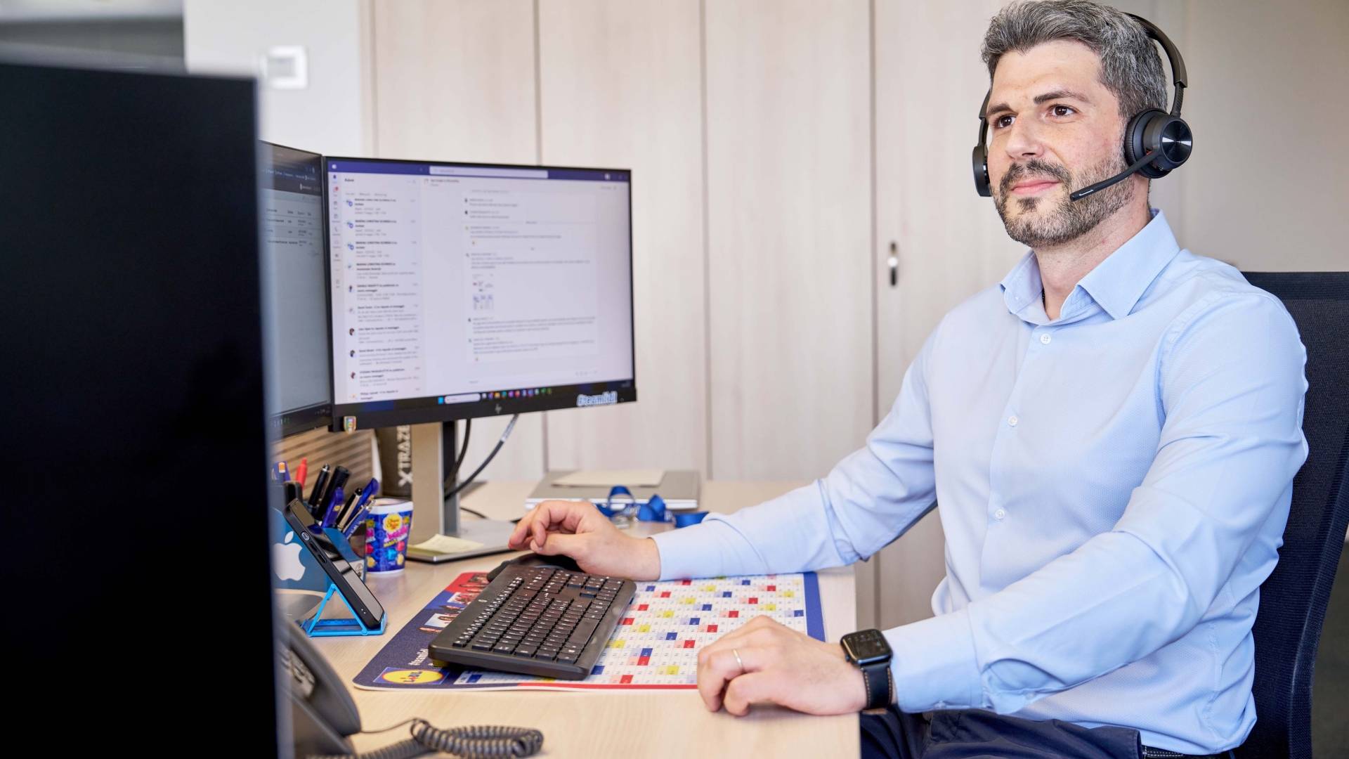 Collega team IT a PC in ufficio