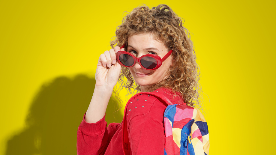 Company Visit p. teaser: donna zainetto occhiali giallo