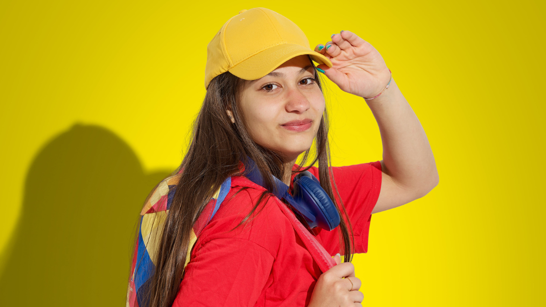 studentessa con cappellino e zainetto
