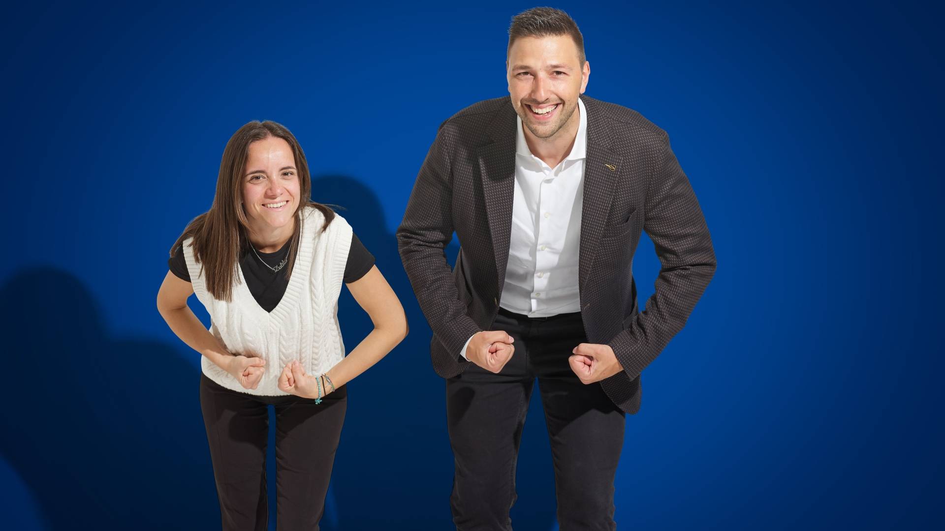 uomo e donna che scherzano insieme