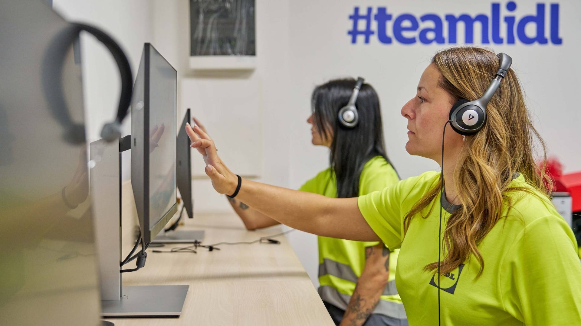 persone che lavorano in magazzino fanno formazione