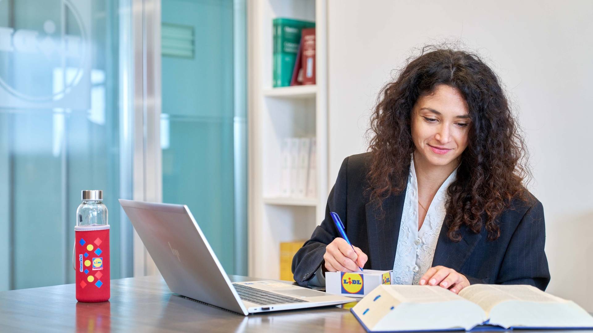 Collega donna Area Legal & Compliance