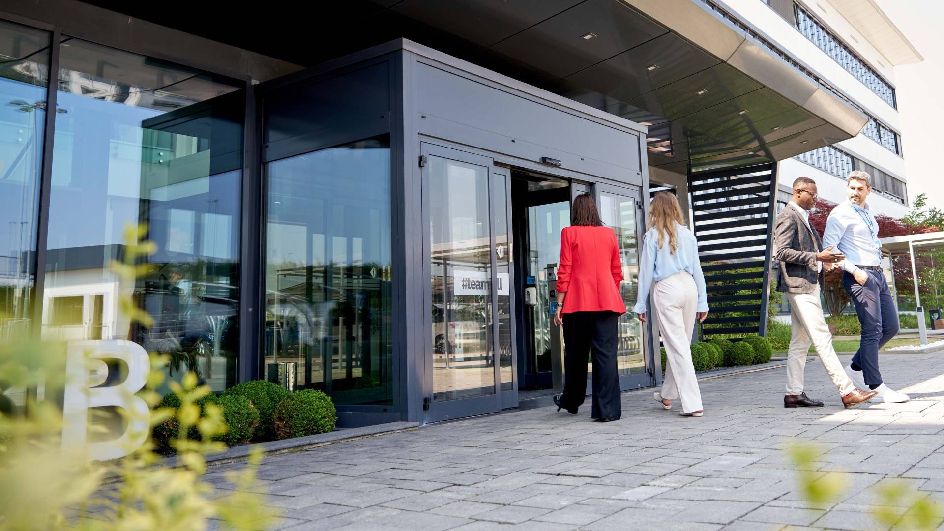 Colleghi entrano in Headquarter