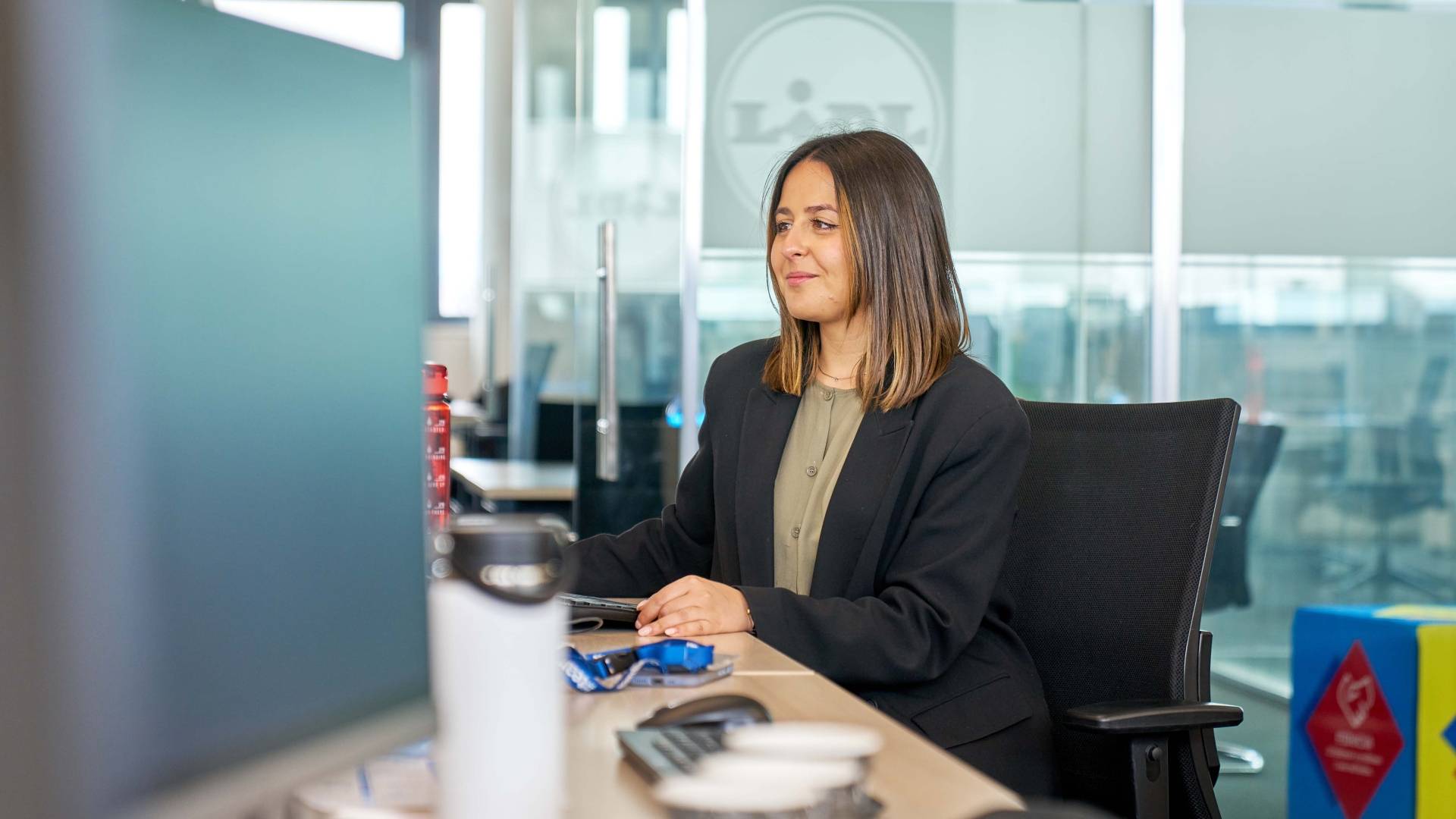 collega in ufficio a PC
