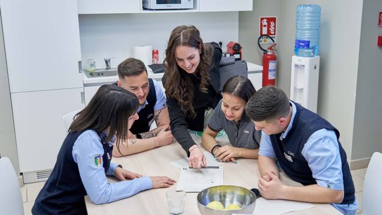 Riunione team punto vendita con area manager