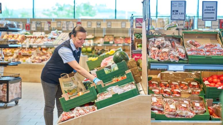 assistant store manager in punto vendita area frutta e verdura