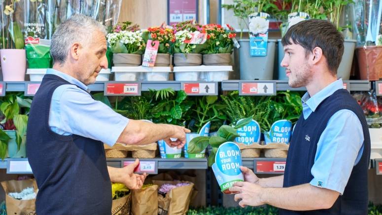 tutor e apprendista in punto vendita area fiori e piante