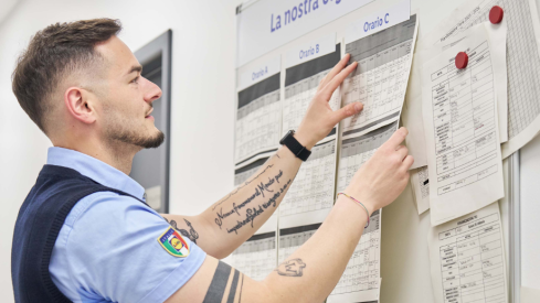 store manager guarda bacheca turni di lavoro