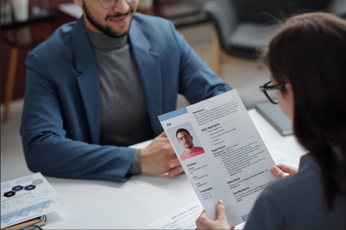 Recruiter guarda CV di candidato