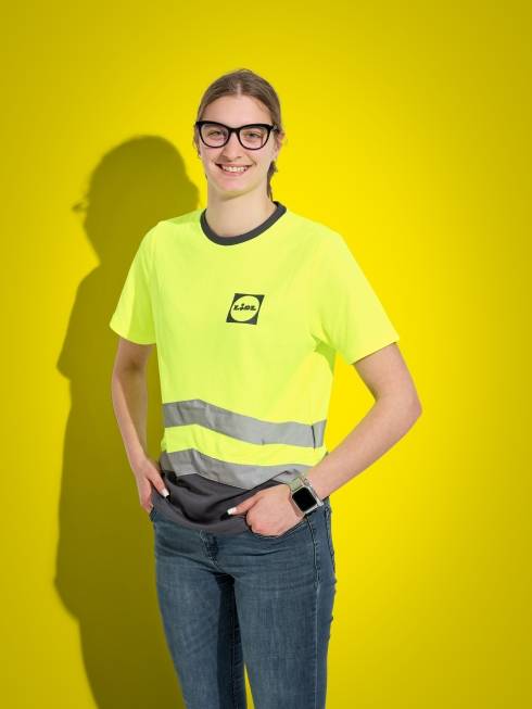 apprendista Lidl 2 your career sorridente in divisa