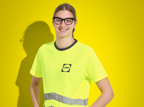 apprendista Lidl 2 your career sorridente in divisa