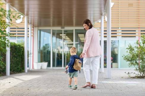 Asilo aziendale - collega accompagna figlio all'ingresso