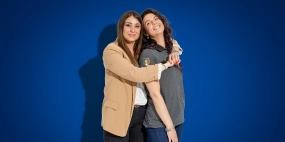 area manager e addetta vendite si abbracciano