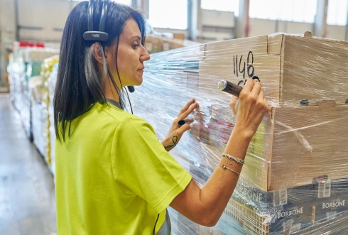 Preparatrice Merce in magazzino verifica i pallet per la spedizione