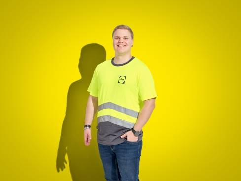 apprendista Lidl 2 your career logistica sorridente in divisa