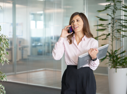 Buyer al telefono in ufficio