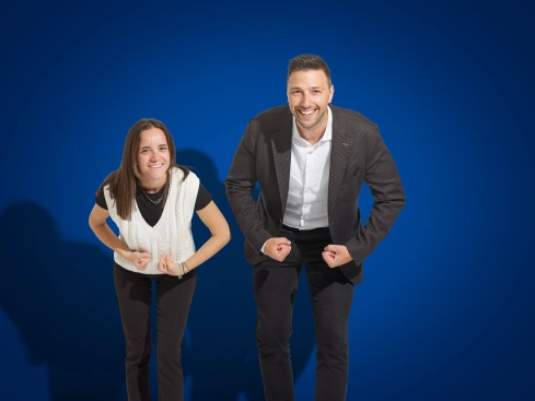 uomo e donna che scherzano insieme