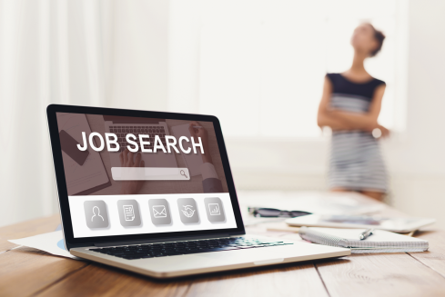 PC con scritta "Job Search"