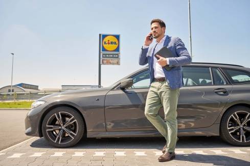 area manager in arrivo con auto in punto vendita