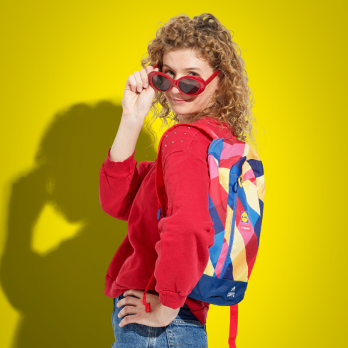 collega con occhiali da sole e zainetto