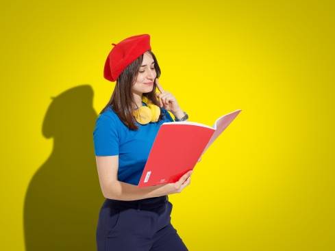 Donna con cappellino rosso e quaderno