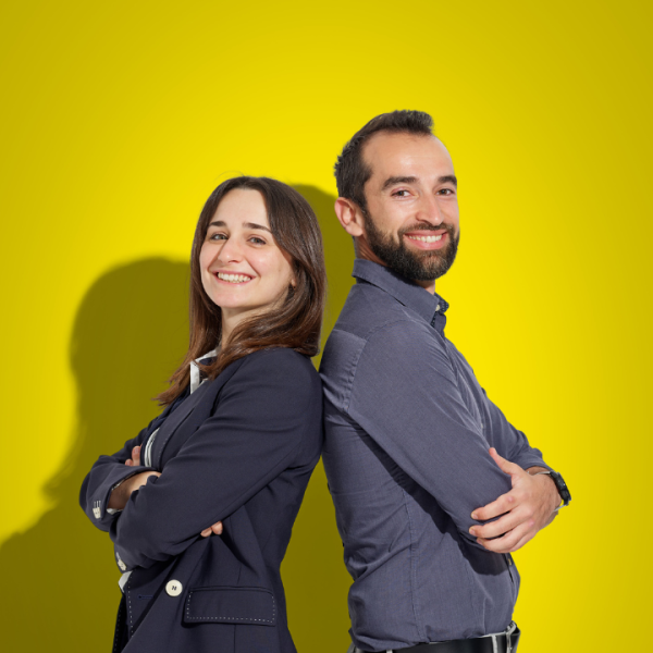 Donna e uomo in abbigliamento d'ufficio schiena contro schiena