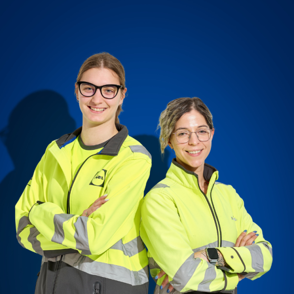 Colleghe logistica su sfondo blu