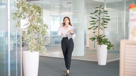 Collega al telefono cammina in ufficio