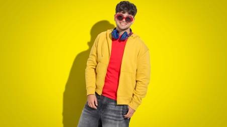 collega sorridente con occhiali da sole