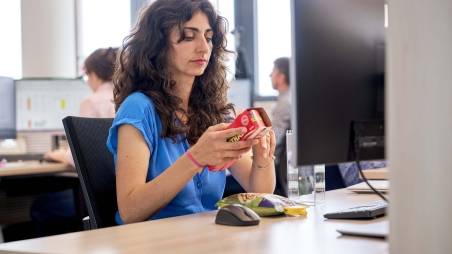 Collega Vendite osserva prodotti alla scrivania