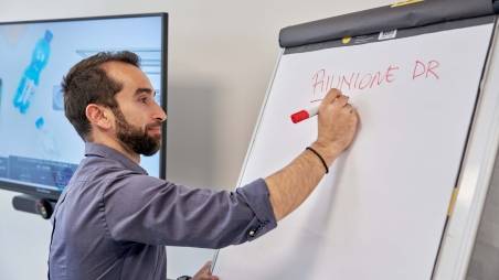 Collega uomo servizi interni