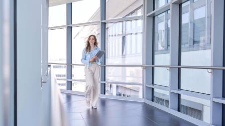 Collega Junior in corridoio