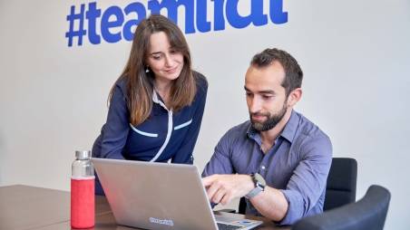 Collega uomo e collega donna si confrontano