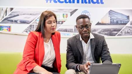 Collega e collega si confrontano