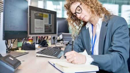 Collega donna comunicazione