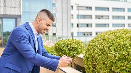 Collega al telefono in terrazzo