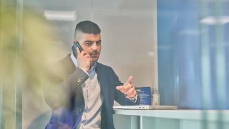 Collega al telefono